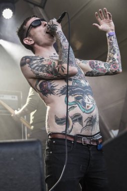 Traena, Norveç - 07 Temmuz 2016: Norveçli punk rock grubu Viagra Boys'un Traenafestival'deki konseri, traena adasında müzik festivali gerçekleşiyor