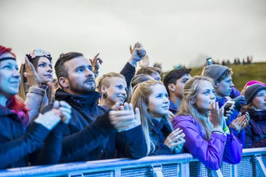 Traena, Norveç - 9 Temmuz 2016: Norveçli şarkıcı Ary'nin Traenafestival'deki konserinde seyirciler tezahürat yapıyor, küçük Traena adasında müzik festivali gerçekleşiyor