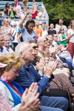 Amsterdam, Hollanda 23 Temmuz 2016: Amsterdam Gay Pride derneği direktörü Lucien Spee ve Victor'un Vondelpark'ta düğün töreni 