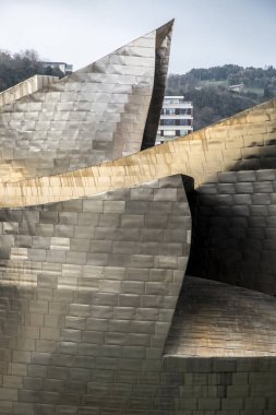 Bilbao, İspanya - 19 Mart 2015: Niki de Saint Phalle sergisi sırasında Bilbao 'daki Guggenheim Müzesi (27 Haziran 2015)) 