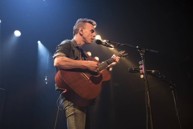 Amsterdam, Hollanda - 2 Kasım 2017: İsrailli şarkıcı Asaf Avidan'ın Amsterdam'daki Venue Melkweg konseri