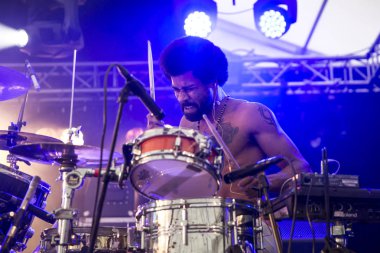 Traena, Norveç - 9 Temmuz 2016: Norveçli Punk Rock grubu Kuuk'un Traenafestival'deki konseri, küçük Traena adasında müzik festivali gerçekleşiyor