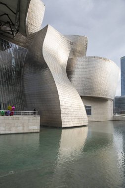 Bilbao, İspanya - 19 Mart 2015: Niki de Saint Phalle sergisi sırasında Bilbao 'daki Guggenheim Müzesi (27 Haziran 2015)) 
