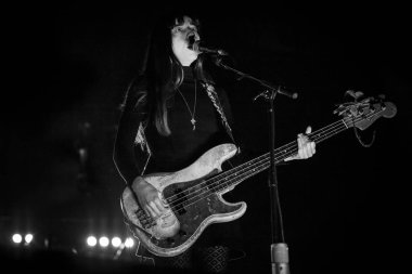 Amsterdam, Hollanda - 27 Kasım 2016: Amerikalı alternatif indie rock grubu The Pixies'in bas gitaristi Kim Deal, Heineken Music Hall'da sahne alacak