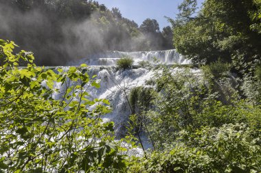 Güzel doğanın Manzara Görünümü, Su ve Şelale Krka Milli Parkı, Coatia at