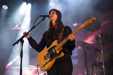 Traena, Norveç - 9 Temmuz 2016: Norveçli elektronik müzik ikilisi Ost & Kjex'in Traenafestival'de konseri, traena adasında müzik festivali gerçekleşiyor