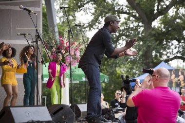 Amsterdam, Hollanda 23 Temmuz 2016: Amsterdam Gay Pride derneği direktörü Lucien Spee ve Victor'un Vondelpark'ta düğün töreni 