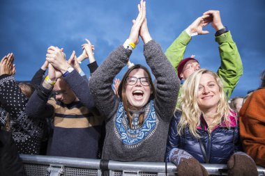 Traena, Norveç - 08 Temmuz 2016: Norveçli folk ve rock grubu Violet Road'un Traenafestival'deki konserinde seyirciler tezahürat yapıyor, Norveç'in küçük Traena adasında müzik festivali düzenleniyor