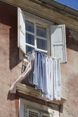 Hırvatistan 'ın Zadar kentinde bir pencerede çamaşır kurutuluyor