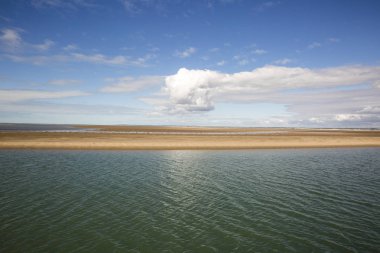 Deniz kıyısı manzarası, su, kumsal ve beyaz bulut, Royan, Fransa yakınlarında garonne halis