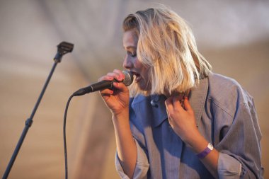 Traena, Norveç - 08 Temmuz 2016: Norveçli pop müzisyeni ve şarkıcı Dagny Norvoll Sandvik'in Traenafestival'deki konseri, küçük Traena adasında müzik festivali