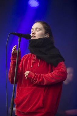Traena, Norveç - 7 Temmuz 2017: Norveçli pop şarkıcısı Sigrid'in Traenafestival'deki konseri, küçük Traena adasında müzik festivali