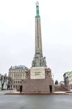 Riga, Letonya - 13 Şubat 2016: Gündüz Özgürlük Anıtı. Heykel, Letonya 'nın üç bölgesini sembolize eden üç altın yıldız taşıyan bir kadını temsil ediyor..