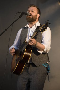 Traena, Norveç - 12 Temmuz 2014: İzlandalı şarkıcı Mugison'un Traenafestival'deki konseri sırasında, küçük Traena adasında müzik festivali gerçekleşiyor