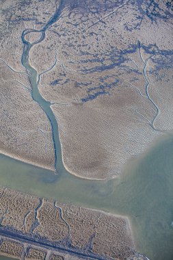 çamur ve kum banka su sarma ile düşük gelgit mudflat kıyı şeridi havadan görünümü, Frizya adası Ameland, Hollanda