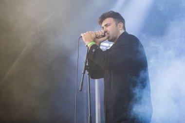 Traena, Norveç - 6 Temmuz 2017: Amerikalı blues rock grubu Rafferty'nin Traenafestival'deki konseri, küçük Traena adasında müzik festivali