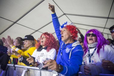 Traena, Norveç - 9 Temmuz 2016: Norveçli Punk Rock grubu Kuuk'un Traenafestival'deki konserinde seyirciler küçük Traena adasında düzenlenen müzik festivalinde tezahürat yapıyor