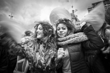 Amsterdam, Hollanda, Noord Holland - Cumartesi, Nisan 4 2015 - Dünyanın çeşitli şehirlerinde düzenlenen uluslararası yastık mücadele günü kapsamında Dam Meydanı'nda Yastık Fight