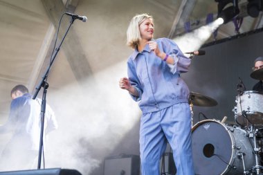 Traena, Norveç - 08 Temmuz 2016: Norveçli pop müzisyeni ve şarkıcı Dagny Norvoll Sandvik'in Traenafestival'deki konseri, küçük Traena adasında müzik festivali