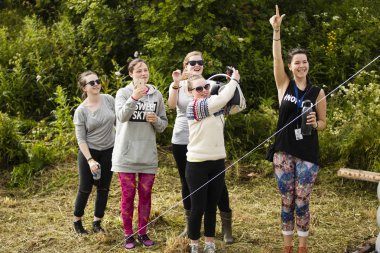Traena, Norveç - 11 Temmuz 2015: Traenafestival sırasında Avrupa'nın en küçük eşcinsel Gururu'na katılan renkli bir grup insan, traena adasında düzenlenen müzik festivali.