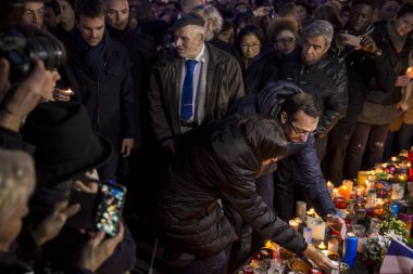 Paris, Fransa- 10 Ocak 2016: Place de la Repbublique, bombalı saldırı ve silahlı saldırı kurbanlarının anısına düzenlenen tören, Charlie Hebdo terör saldırısı ve 