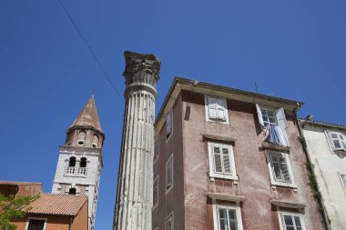 Saint Simeon Kilisesi çan kulesi ile Petar Zoranic Meydanı'nda Roma sütun, Zadar, Hırvatistan