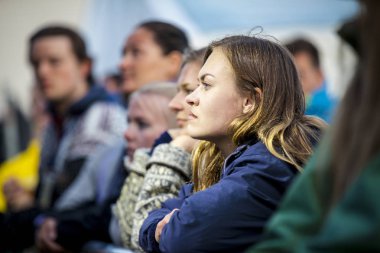 Traena, Norveç - 07 Temmuz 2016: İskoç şarkıcı C Duncan'ın Traenafestival'deki konserinde dinleyiciler, traena adasında müzik festivali gerçekleşiyor