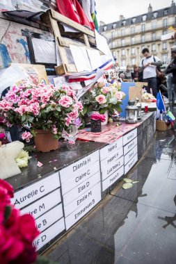 Paris, Fransa 10 Ocak 2016: Bombalama ve silahlı saldırı kurbanlarıanısına tören, Charlie Hebdo terör saldırısı anısına 