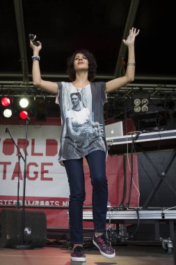 Amsterdam, Hollanda - 3 Temmuz 2016: Amsterdam Roots Open Air'de alternatif Electro-Hip Hop Faslı grup N3rdistan konseri, Oosterpark'ta ücretsiz halk kültür festivali düzenlendi