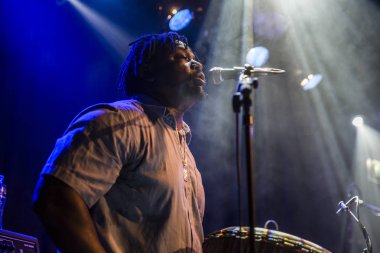 Amsterdam, Hollanda - 17 Şubat 2016: Paradiso Bitterzoet konser salonunda Mali Bko Quintet'ten Afrikalı grubun konseri.