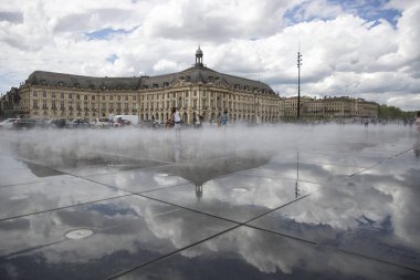 Brüksel, Belçika - 17 Nisan 2016: Monts des Arts 'ın belediye binası manzaralı görüntüsü. Brüksel, Belçika 'nın başkenti ve Avrupa Birliği' nin fiili başkentidir..