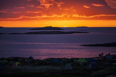 Gece yarısı güneşinde Norveç manzarası