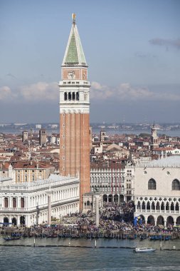 Venedik, İtalya - 10 Nisan 2016: Venedik tarihi, Piazza San Marco veya St. Mark Meydanı, Campanile ve Ducale veya Doge Sarayı 'nın havadan görünüşü. İtalya, Avrupa.
