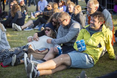 Traena, Norveç - 11 Temmuz 2014: Norveçli grup Ida Maria'nın Traenafestival'deki konseri sırasında, traena adasında müzik festivali gerçekleşiyor