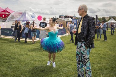 Amsterdam, Hollanda - 29 Temmuz 2017: Westerpark Milkshake Festivali'nde dans eden mavi turkuaz tutu ile giyinmiş kadın