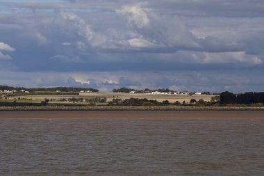 Gironde nehrinden, Meschers sur Gironde köyünün kireçtaşı kayalıkları ve trogloditik evleri ve geleneksel ahşap balıkçı kulübeleri Charente Denizcilik, Fransa