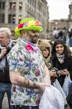 Amsterdam, Hollanda, Noord Holland - Cumartesi, Nisan 4 2015 - Dünyanın çeşitli şehirlerinde düzenlenen uluslararası yastık mücadele günü kapsamında Dam Meydanı'nda Yastık Fight