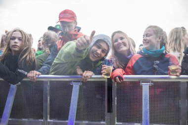 raena, Norveç - 6 Temmuz 2017: Norveçli reggae ska grubu Queduhska'nın Traenafestival'deki konserinde seyirciler tezahürat yapıyor, traena adasında müzik festivali gerçekleşiyor