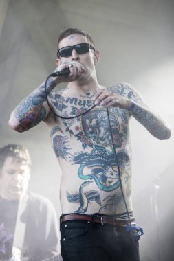 Traena, Norveç - 07 Temmuz 2016: Norveçli punk rock grubu Viagra Boys'un Traenafestival'deki konseri, traena adasında müzik festivali gerçekleşiyor