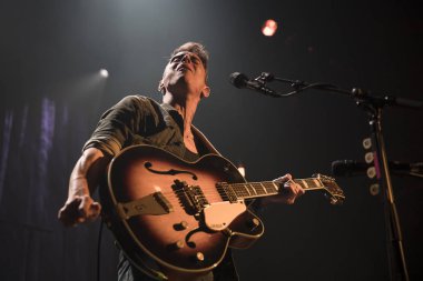 Amsterdam, Hollanda - 2 Kasım 2017: İsrailli şarkıcı Asaf Avidan'ın Amsterdam'daki Venue Melkweg konseri