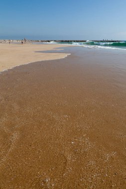 Sahilin kıyısında, Cova do Vapor, Portekiz