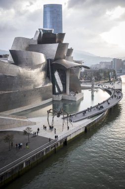 Bilbao, İspanya - 19 Mart 2015: Niki Saint Phalle sergisi sırasında Bilbao'daki Guggenheim Müzesi (27 Haziran 7, 2015) , Biscay, Bask Ülkesi, İspanya