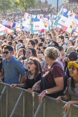 Nyon, İsviçre - 20 Temmuz 2017: Paleo Festivali'nde Fransız ska grubu Tryo'nun konserinde tezahürat ve bayraksallayan taraftar kalabalığı