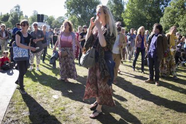 Amsterdam, Hollanda - 3 Temmuz 2016: Amsterdam Roots Open Air'de müzik yapan ve flashmob söyleyen insanlar, Oosterpark'ta düzenlenen ücretsiz halk kültür festivali