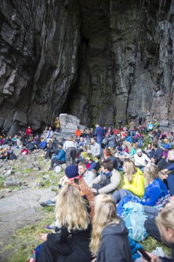 Traena, Norveç - 09 Temmuz 2016: Norveçli saksafoncu Mette Henriette'in Traena müzik festivalinde Sana Adası'ndaki Kirkehelleren Katedral mağarası'nda konseri