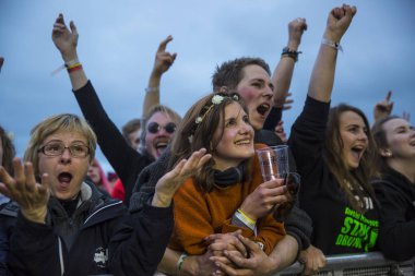 Traena, Norveç - 08 Temmuz 2016: Norveçli folk ve rock grubu Violet Road'un Traenafestival'deki konserinde seyirciler tezahürat yapıyor, Norveç'in küçük Traena adasında müzik festivali düzenleniyor