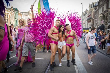 Amsterdam, Hollanda - 23 Temmuz 2016: Pride Walk'ta pembe kelebekler gibi giyinmiş yakışıklı genç erkekler, Vondelpark'tan Dam Meydanı'na gösteri geçit töreni, Pembe Cumartesi Gay Euro Pride kutlamaları
