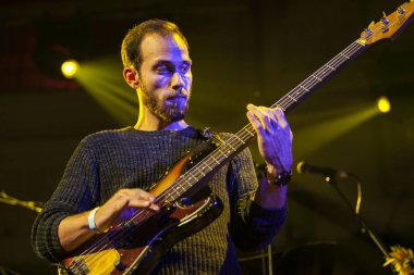 Amsterdam, Hollanda - 13 Aralık 2016: Belçikalı şarkıcı, söz yazarı ve müzisyen Selah Sue'nun Paradiso konseri öncesinde Belçikalı grup Delv!s ile destek hareketi, Delvis olarak telaffuz edildi