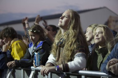 Traena, Norveç - 11 Temmuz 2014: Norveçli şarkıcı ve gitarist Erlend Oyefeaturing İzlandalı grup Hjalmarat'ın Traenafestival konseri sırasında, küçük Traena adasında düzenlenen müzik festivali