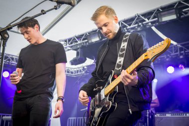 Traena, Norveç - 08 Temmuz 2016: Norveçli Pop grubunun Traenafestival'deki konserinde seyirciler tezahürat yapıyor, küçük Traena adasında müzik festivali gerçekleşiyor
